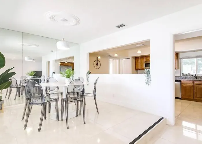 Modern Spacious 5-Bedroom Home With Pool