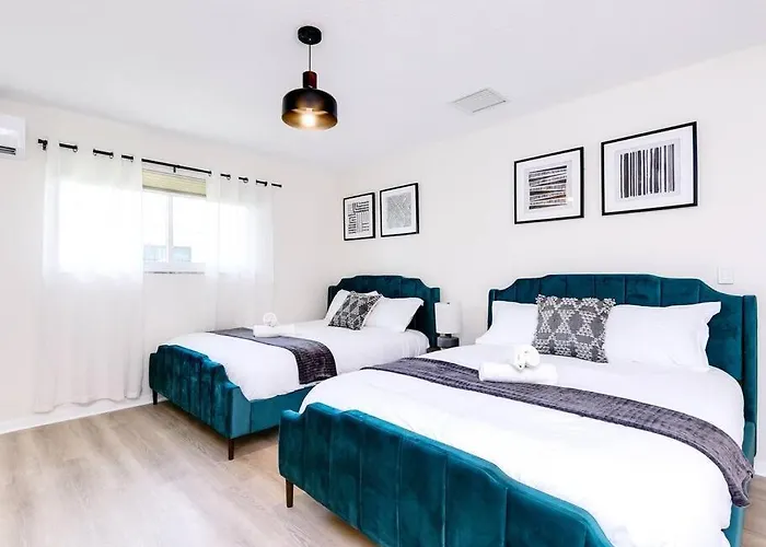 Modern Spacious 5-Bedroom Home With Pool