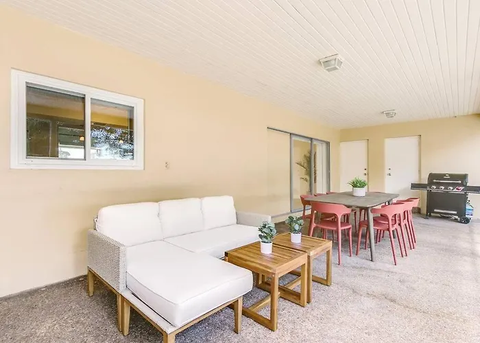 Modern Spacious 5-Bedroom Home With Pool