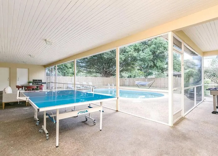 Modern Spacious 5-Bedroom Home With Pool