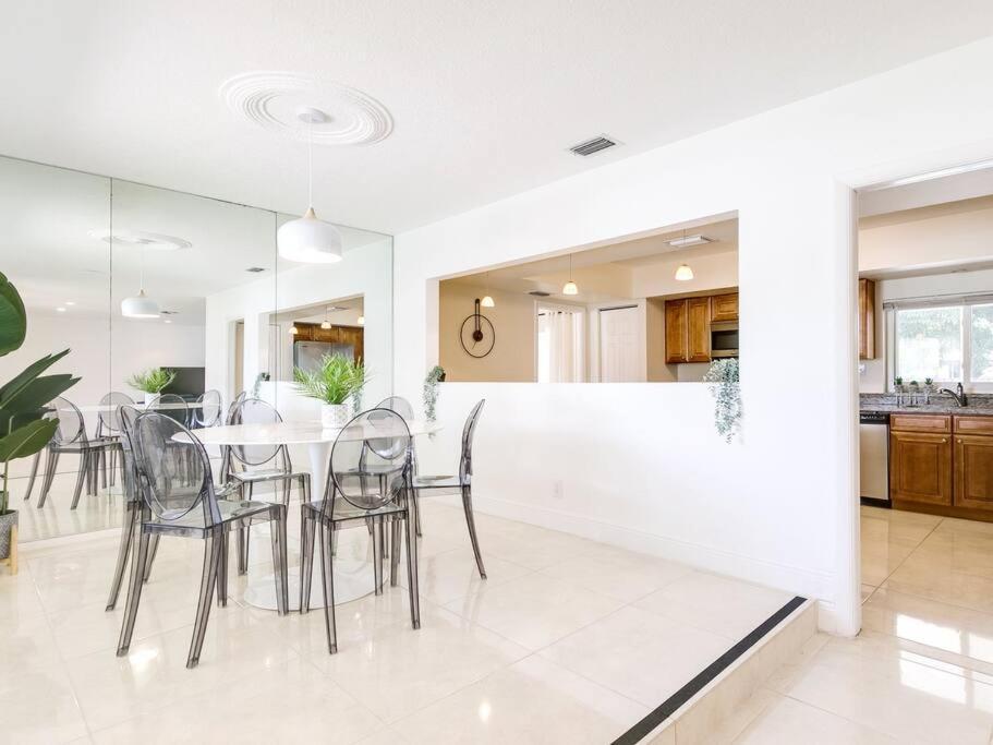 Holiday home Modern Spacious 5-bedroom With Pool *