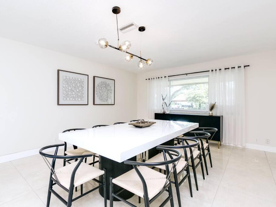 Modern Spacious 5-bedroom With Pool Hollywood