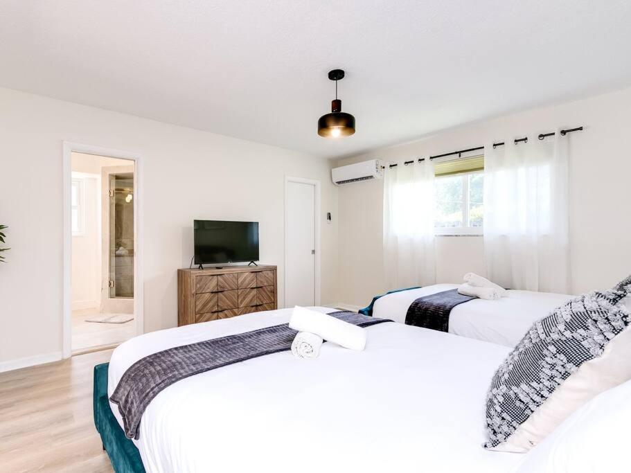 Modern Spacious 5-bedroom With Pool Holiday home Hollywood