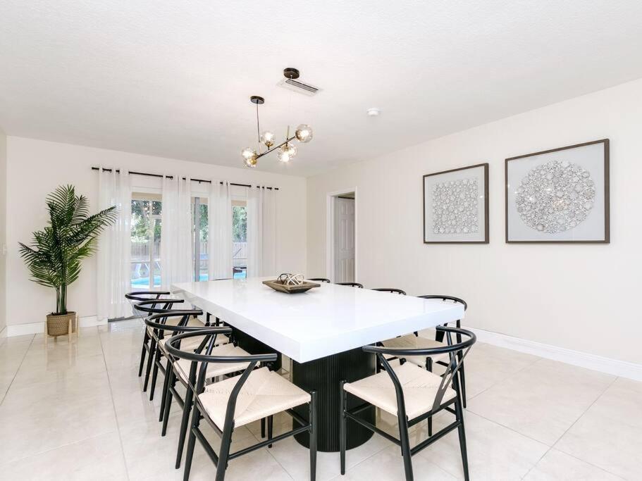 Holiday home Modern Spacious 5-bedroom With Pool