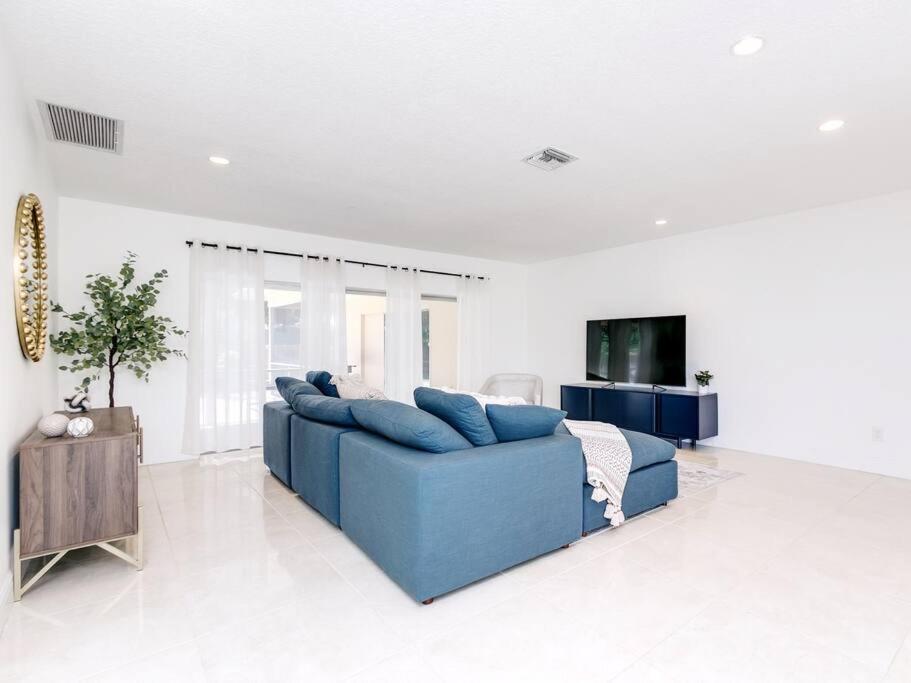 Modern Spacious 5-bedroom With Pool Holiday home *