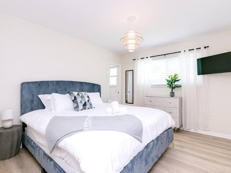 Modern Spacious 5-bedroom With Pool *